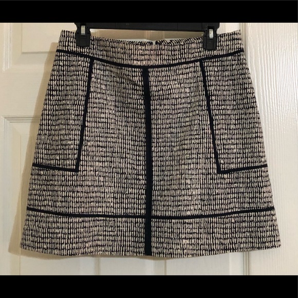 Ann Taylor size 8 ladies navy & cream colored skirt. - Picture 2 of 7